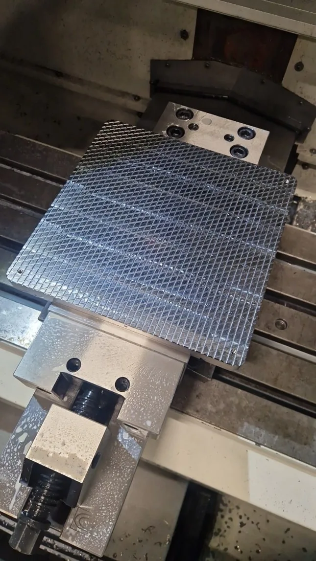 CNC‑bewerking van een stroopwafelijzer met een freesmachine, inclusief contourfrezen